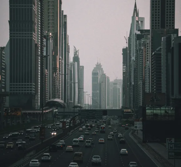 عقوبات صارمة في قانون السير والمرور الإماراتي الجديد