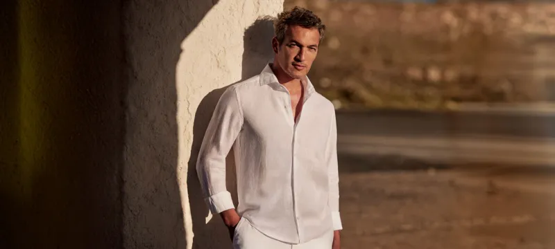 القميص الأبيض.. رمز الأناقة الخالدة في خزانة الرجل