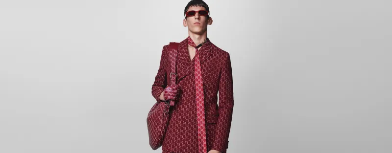 احتفالاً بموسم الأعياد.. ملابس وإكسسوارات فاخرة بلون البهجة