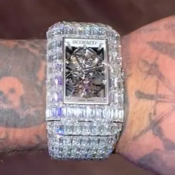  قبل مواجهة "تايسون".. "جيك بول" يثير الجدل بساعة وغطاء للأذن بـقيمة تفوق 7 ملايين دولار (صور)