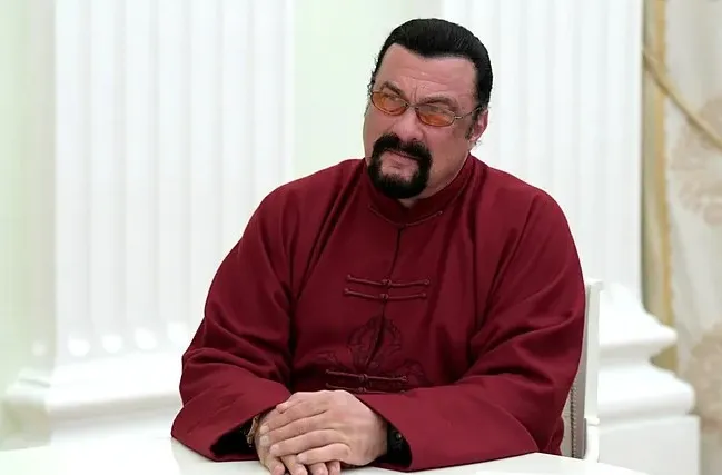 بعد غياب طويل.. "ستيفن سيغال" يصدم جمهوره بظهور مفاجئ ووزن زائد ( صور) 