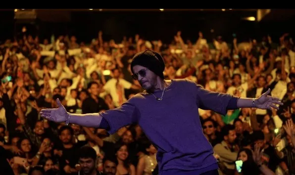 وسط جمهوره.. شاروخان يحتفل بعيد ميلاده الـ 59 ويعد بالمزيد (فيديو)