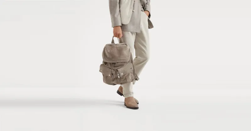 أزياء الرجل في شتاء 2025 مصوغة بإبداع وترف جلد الـSuede 