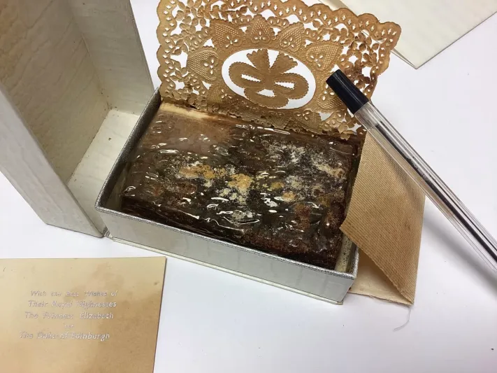 بيع قطعة نادرة من حلوى زفاف "الملكة إليزابيث" في مزاد