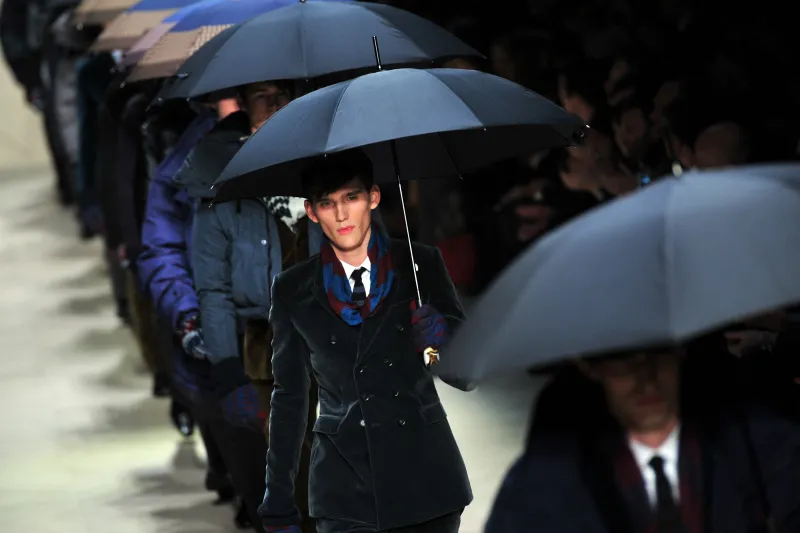 دون المراهنة على أناقة مظهرك.. استعد لأمطار الشتاء بمظلة فاخرة