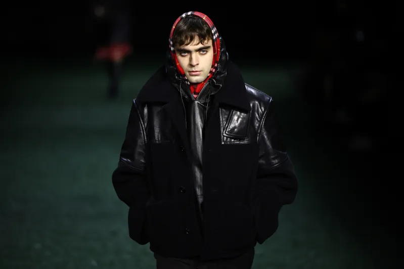 ارتقِ بإطلالتك الشتوية: اختيارات مميزة من أوشحة شتاء 2025