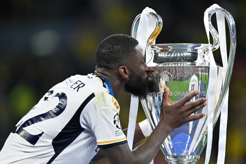 "روديجر" يبيع قميصه في مزاد لإنقاذ أفراس النهر المهددة بالانقراض