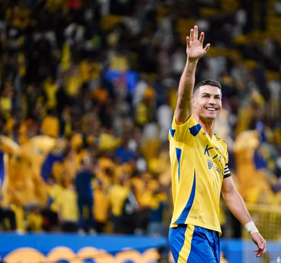 ماذا فعل "رونالدو" مع طفل اقتحم الملعب في مباراة النصر وضمك؟ (فيديو)