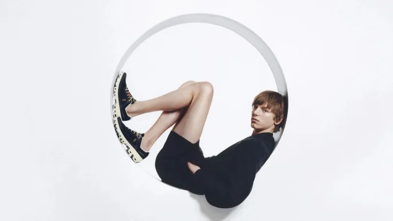 ملك الألوان يسيطر على الشتاء.. أفضل الأحذية الرياضية السوداء لهذا الموسم