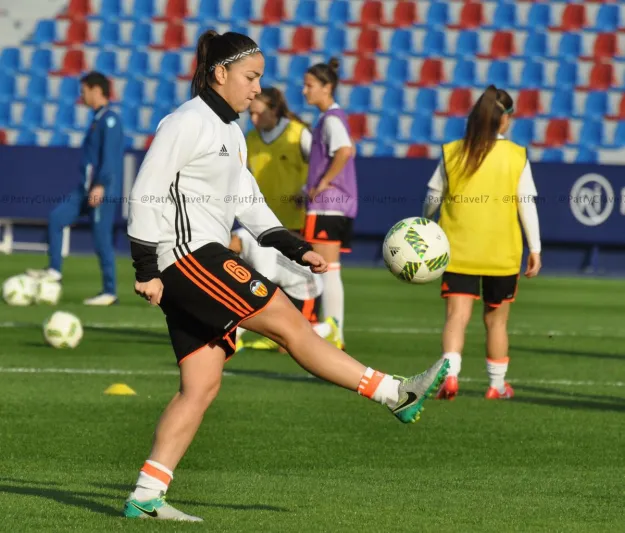 نجمة "برشلونة" السابقة تخسر كؤوسها بسبب فيضان "فالنسيا"