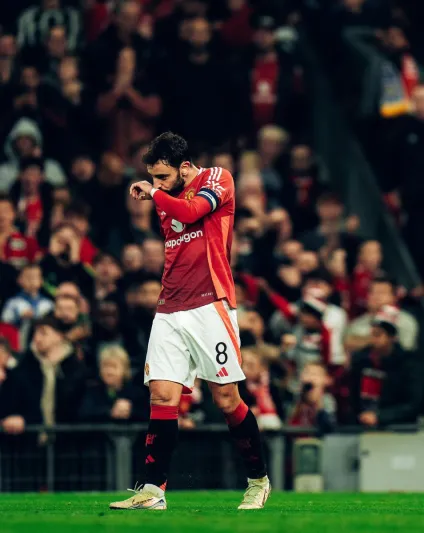 "برونو فرنانديز" نجم "مانشستر يونايتد" ينقذ رجلًا فوق السحاب! 