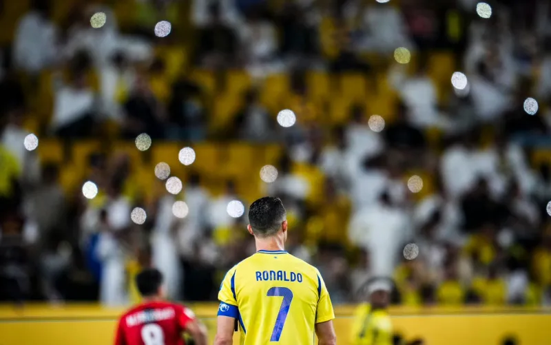 "رونالدو" يثير غضب جماهير "الهلال" بسبب مصافحة فاترة لـ"الدوسري"! (فيديو)