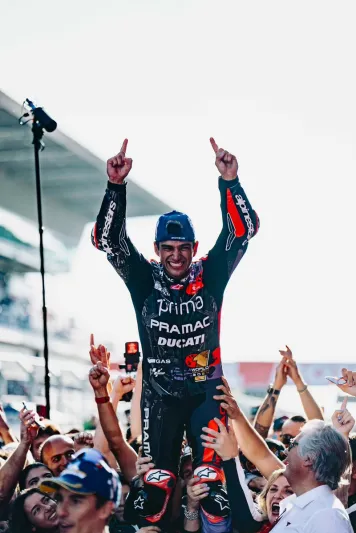 "جورجي مارتن" يتوج بلقب بطولة العالم للدراجات النارية