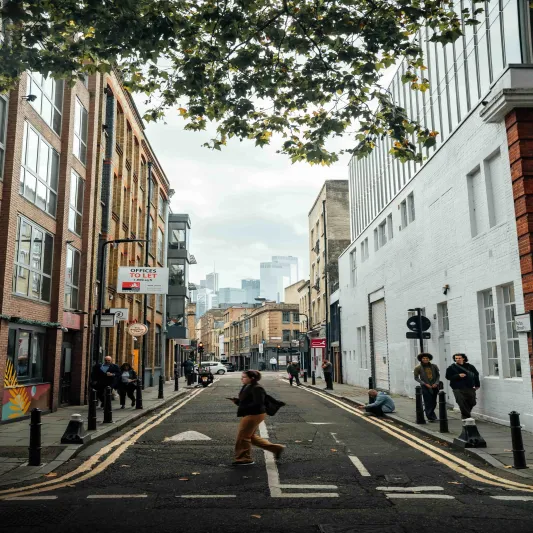 شارع بريطاني معروض للبيع بالكامل في مزاد.. ما القصة؟