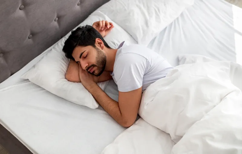 صورة تعبيرية لرجل نائم - المصدر: shutterstock حيلة بسيطة للتغلب على الأرق في منتصف الليل