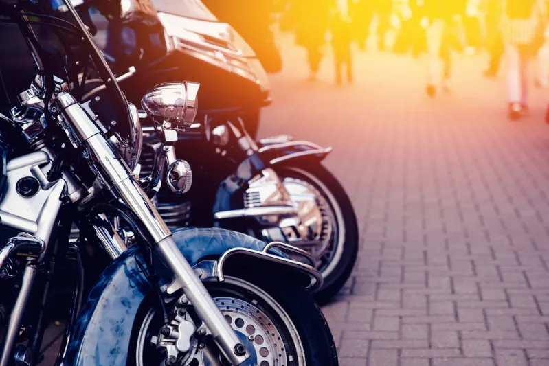 فيديو| وفاة رجل بحادث مروع بين شاحنة ودراجة نارية