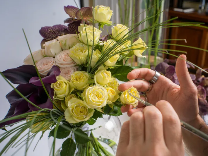 باقة ورد بمليون دولار.. تحفة فنية مزينة بالذهب الأبيض والألماس (فيديو)