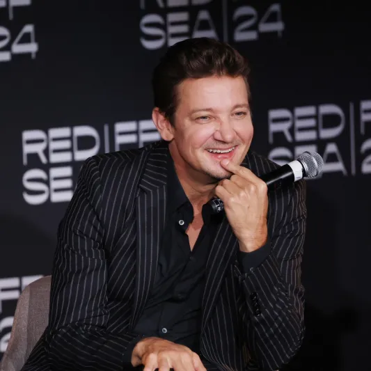 خلال جلسته الحوارية بمهرجان البحر الأحمر.. "جيريمي رينر" يصف نفسه بـ"الرجل الحديدي"!