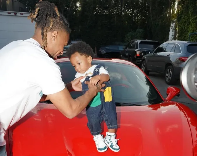 في عيده الأول.. مغني راب يهدي رضيعه سيارة فيراري بقيمة 300 ألف دولار (صور) 