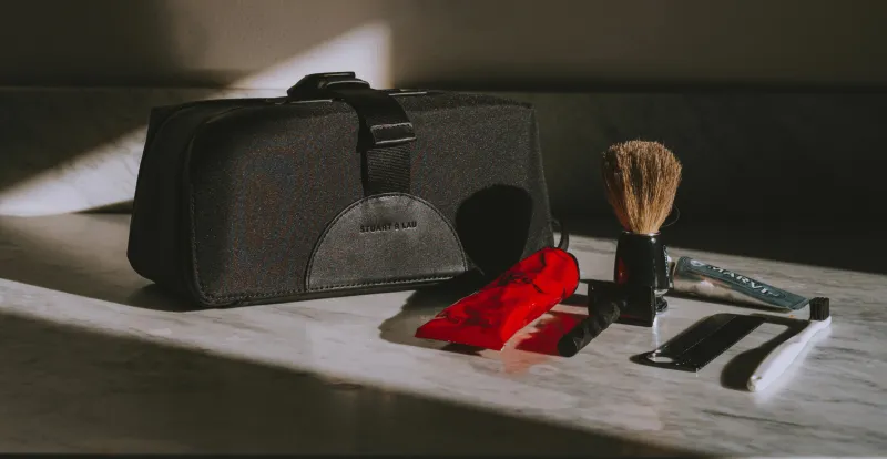 حقيبة Pouch عملية من Stuart & Lau - المصدر : Stuart & Lau حافظ على أناقتك وتنظيمك مع أحدث حافظات الـPouch لهذا الموسم