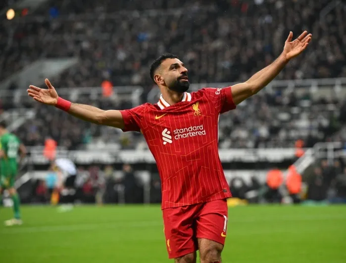 "محمد صلاح" يكشف عن أفضل زميل له داخل الملعب في "ليفربول"