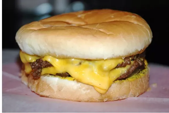 وصفته السرية سبب شهرته الواسعة.. مطعم يطبخ البرجر بنفس الزيت منذ 112 عاماً! 