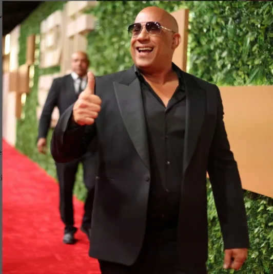 فين ديزل ومايكل دوغلاس يحضران وسط جمهور النصر والاتحاد (فيديو)