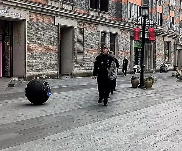 الصين تطور روبوتات للشرطة تؤدي عملها في البر والبحر (فيديو)