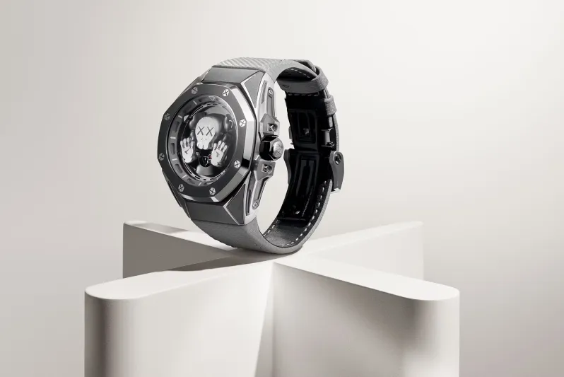 Audemars Piguet تطلق ساعتها الفاخرة الأحدث بطابع Kaws المرح.. إصدار محدود من الفخامة