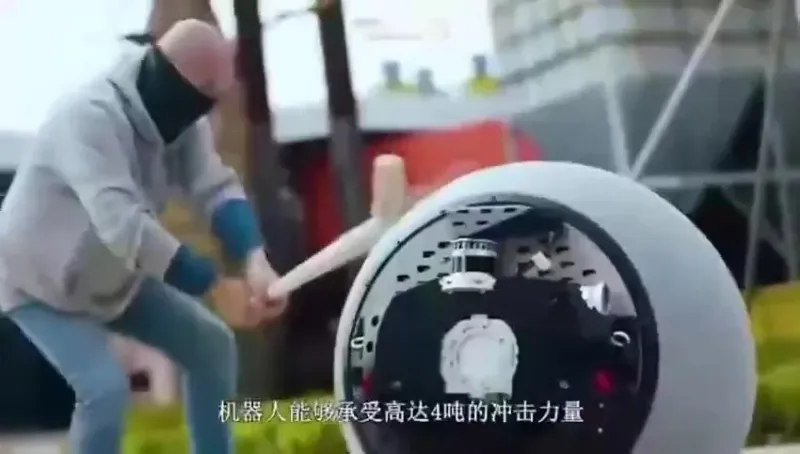 الصين تطور روبوتات للشرطة تؤدي عملها في البر والبحر (فيديو)