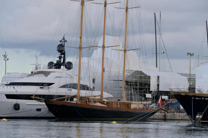  يتجاوز عمره 100عام.. يخت عائلة "جوتشي" الشراعي يخضع للصيانة الدورية (فيديو)