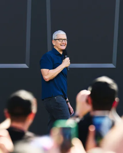 "تيم كوك" يكشف بداياته المتواضعة وأولى وظائفه!