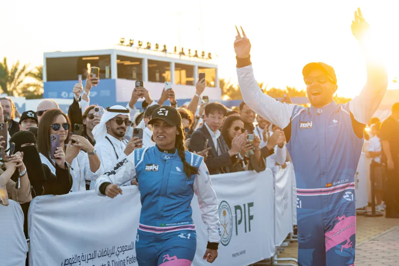 فريق "أوكي" يتوّج بلقب الجولة الأولى لبطولة العالم للقوارب الكهربائية "E1" في جدة (صور)