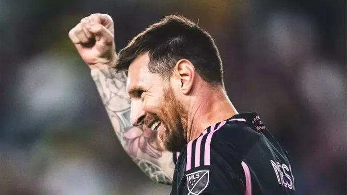 "ليونيل ميسي" يثير جماهير المكسيك ويشتبك معهم! (فيديو)