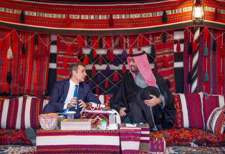 ولي العهد يلتقي رئيس وزراء اليونان في العلا