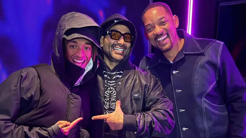 أحمد سعد يشارك صورة مع ويل سميث ونجله.. ويعلق بطريقة كوميدية