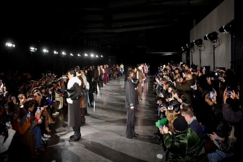 أسبوع الموضة في باريس يتباهي بـ13 عرضًا في ثاني أيامه