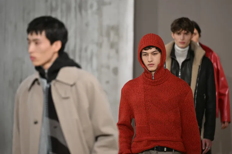 خامس أيام أسبوع الموضة في باريس لشتاء 2025 يتزين بأزياء Hermes وY-3