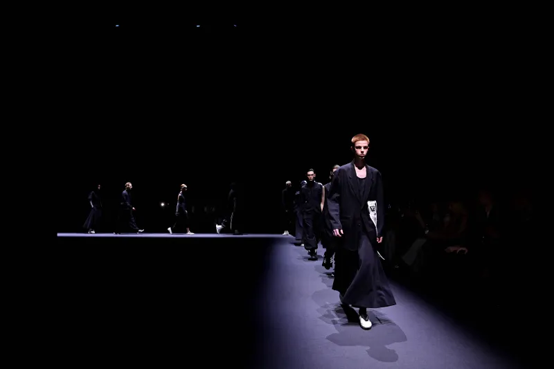  معاطف الموسم..  عصف الرياح الغابرة يحط في قلب الحاضر  The Comeback of Statement Coats