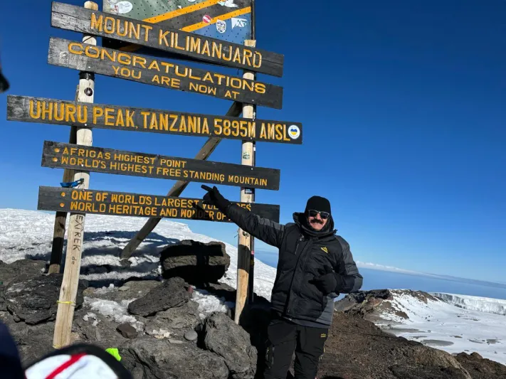 إنجاز كبير.. ستيني سعودي يصعد أعلى قمة في إفريقيا