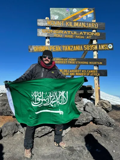إنجاز كبير.. ستيني سعودي يصعد أعلى قمة في إفريقيا