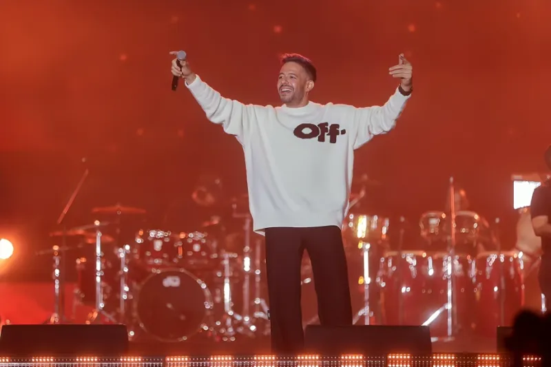 محمد حماقي بإطلالة كاجوال ليلة رأس السنة من "Off-White" و"Audemars Piguet"