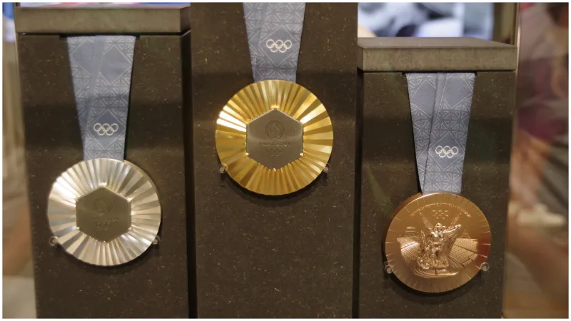 بعد عودة 100 ميدالية للمنظمين.. فضيحة باريس 2024 تسلط الضوء على "طرائف الألعاب الأولمبية"