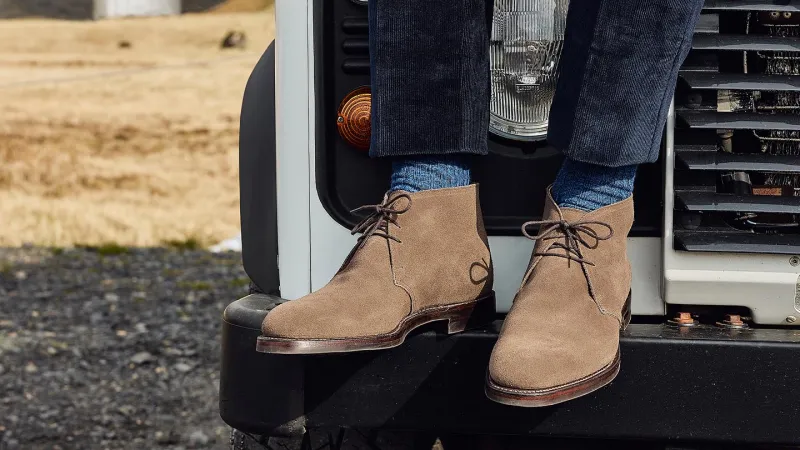 أحذية الرجل في شتاء 2025.. Boots تتباهى بجلد الـSuede الأنيق