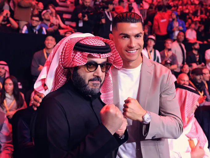  لقطة حماسية تجمع المستشار تركي آل الشيخ والنجم "رونالدو" في نزالات UFC (فيديو)