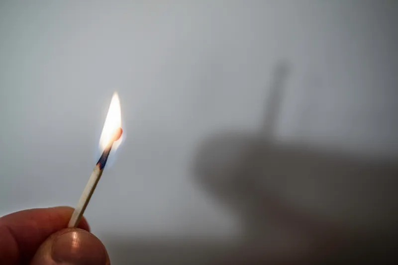 تعرف على سر الظاهرة التي حيرت العقول: لماذا ليس للنار ظلٌّ؟ 