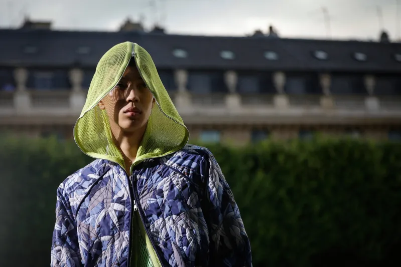 الاتجاه الاستوائي يعزز أناقة الرجل في ربيع 2025 وصيفه