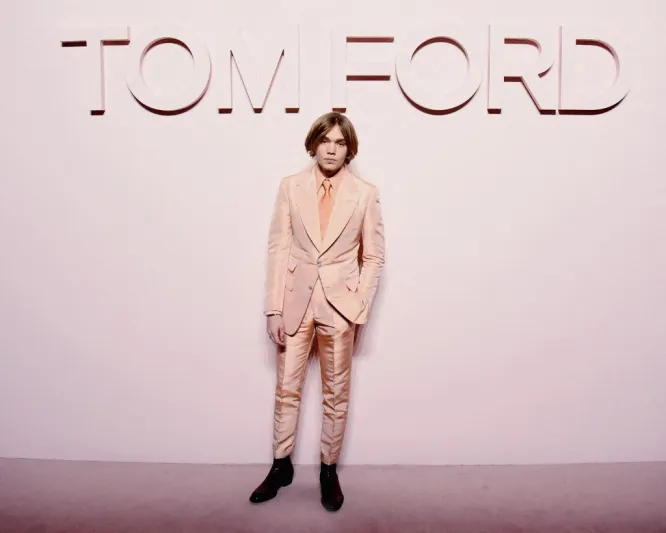 اللون الزهريّ يستعيد مجده ودوره في أناقة الملابس الرجالية 2025