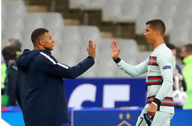 "رونالدو" يشيد بمهارات "مبابي" ويقدم له نصيحة هامة