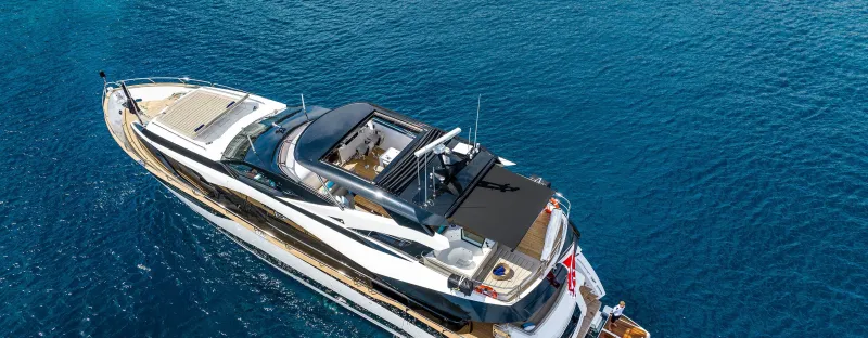 يخت Sunseeker 95: تصميم رياضي ورحابة ذكية